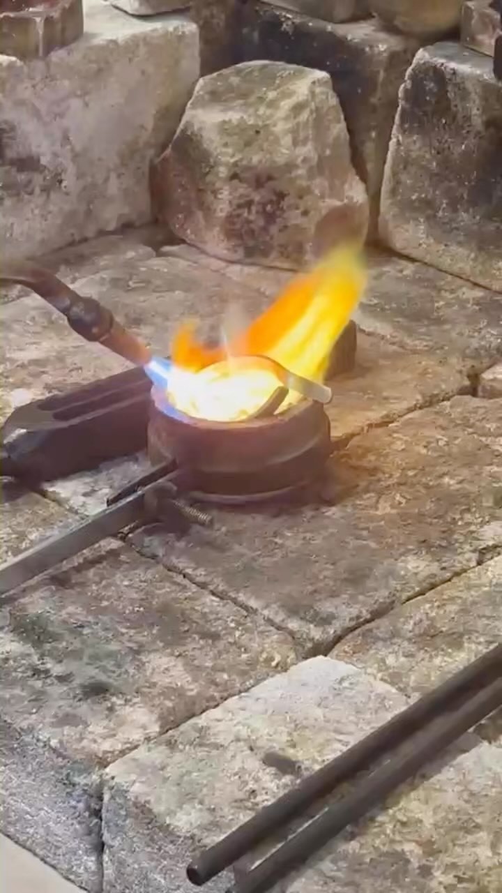 Philip Noakes demonstrating a silver melt to students