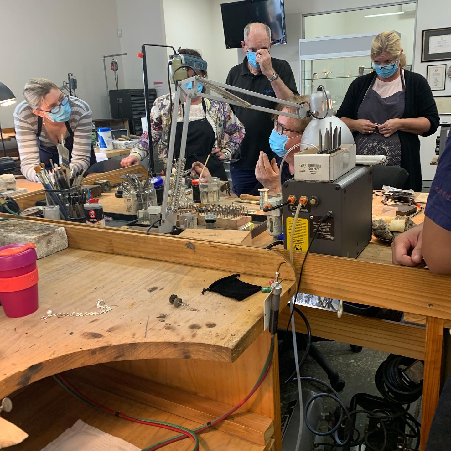 Philip Noakes explaining how to melt silver  at the Thursday morning , five week course.
#jewellerycontemporary #learnjewellerymaking #handmadejewellery #silverjewellery